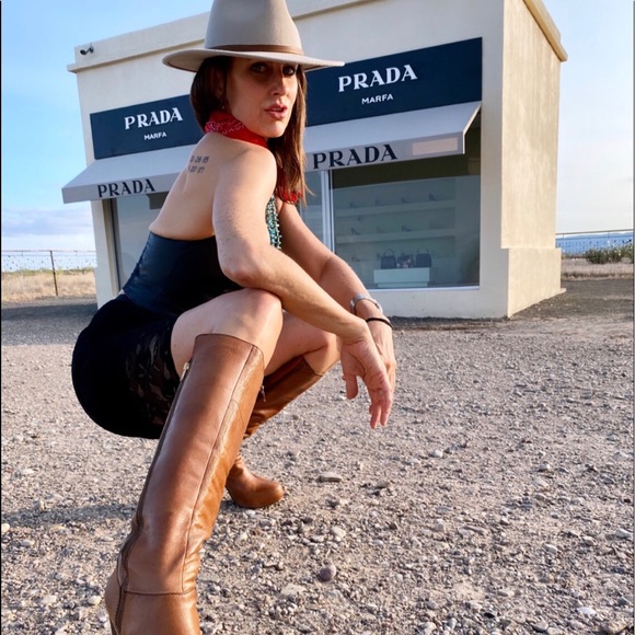 Meet your Posher, Laura - Picture 1 of 8